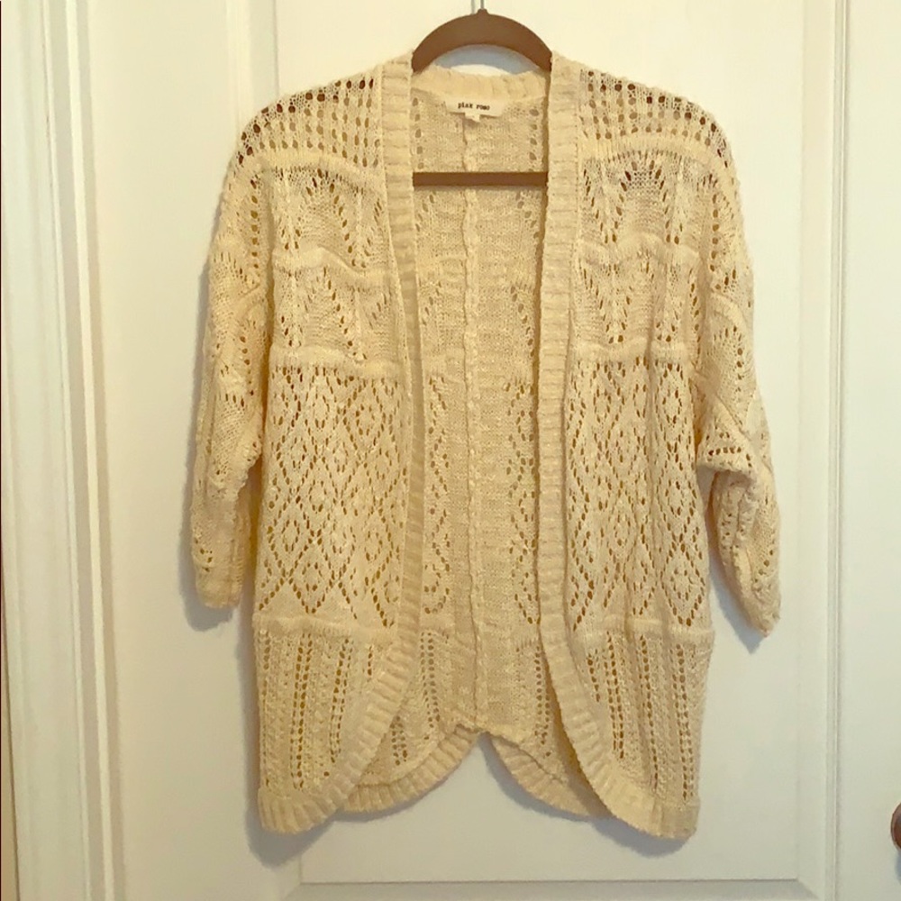 Knit sweater with scalloped back